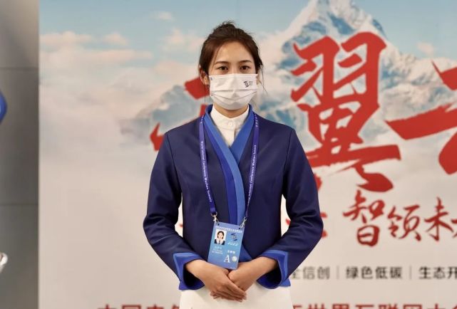 一站就是两个小时,对于有过军旅生活的她而言,这点辛苦并不算什么,她