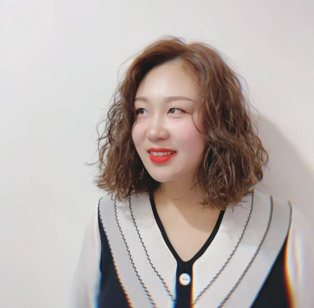 就是所有的头发自然的散落下来,剪一条齐体的边线,但是配上满头卷的