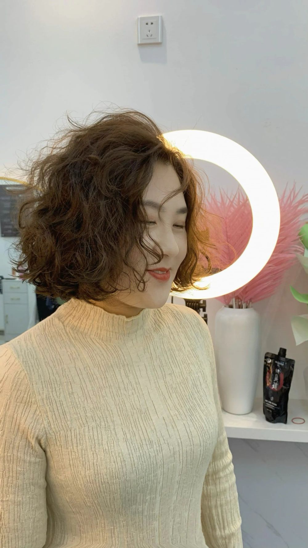 低层次的波波头,一般是在整个发型靠近边线的位置修剪一些层次,让整个