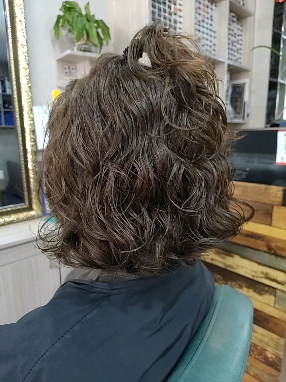 当然,要是烫完满头烫实在显得头发比较多的话,我们也可以把头顶部位的