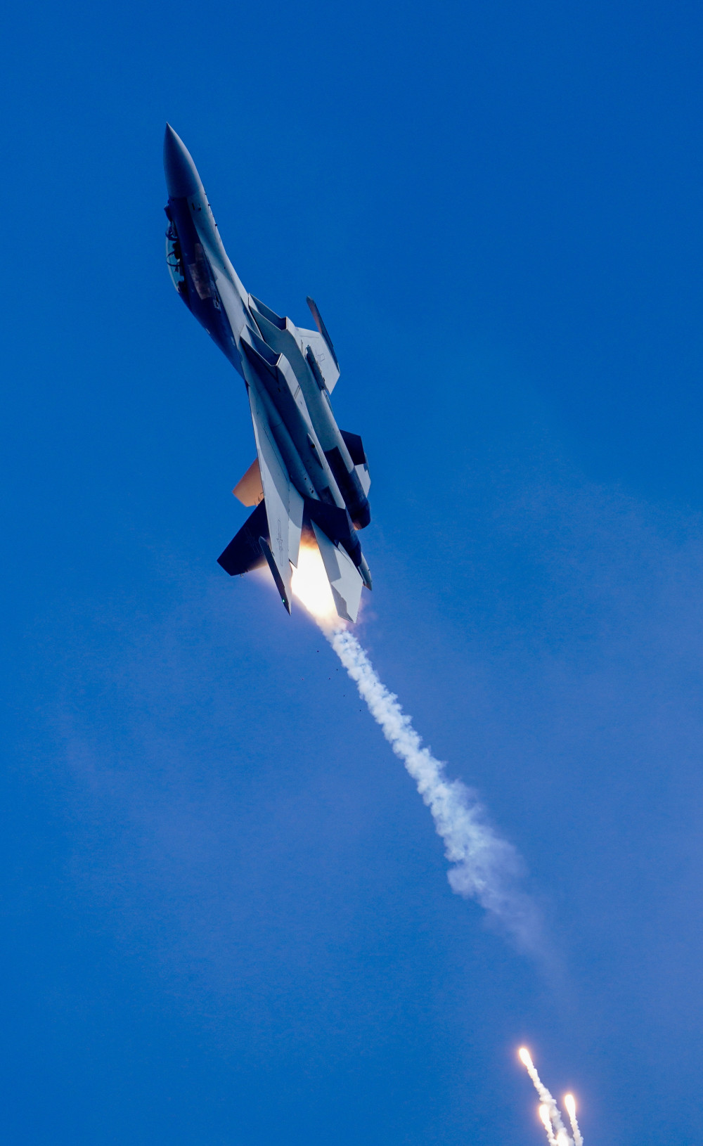 歼16飞行表演惊艳