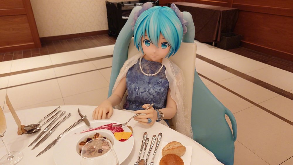 初音未来的老公准备烛光晚餐,付两份钱,网友不敢信已经四周年了_腾讯