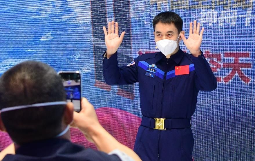 航天员叶光富现身中国航展：11年，终圆太空梦_腾讯新闻