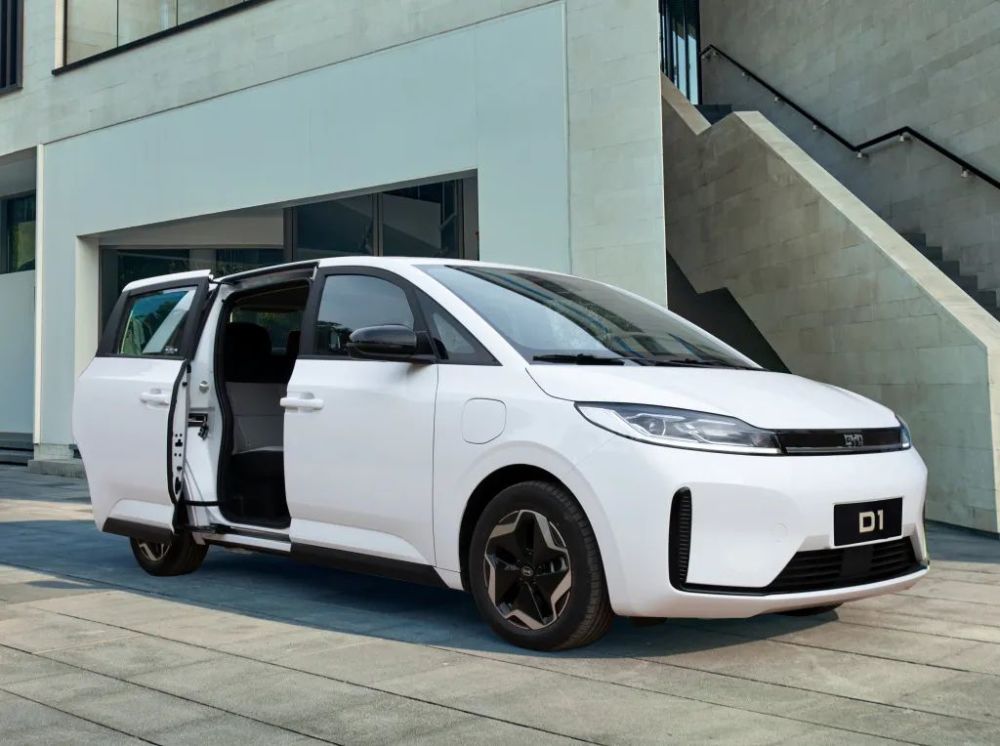 比亚迪d1,没过多久懂哥就在长沙体验到了实车,侧滑门以及宽敞的后排