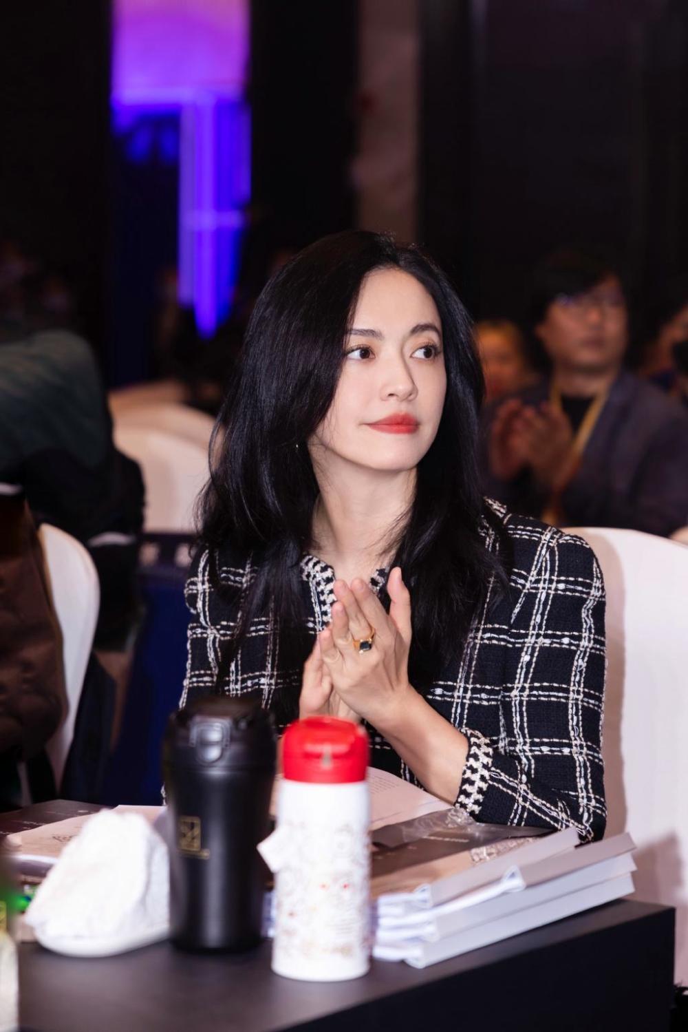童錦程開啟戶外擺攤，邀請耀揚一起拍視頻，當眾大秀煎蛋技巧！大學生職業素養現狀