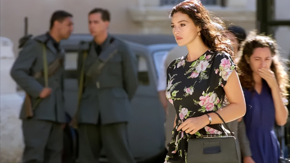 电影《西西里的美丽传说》,莫妮卡贝鲁奇传神演绎寡妇的凄凉人生插图2