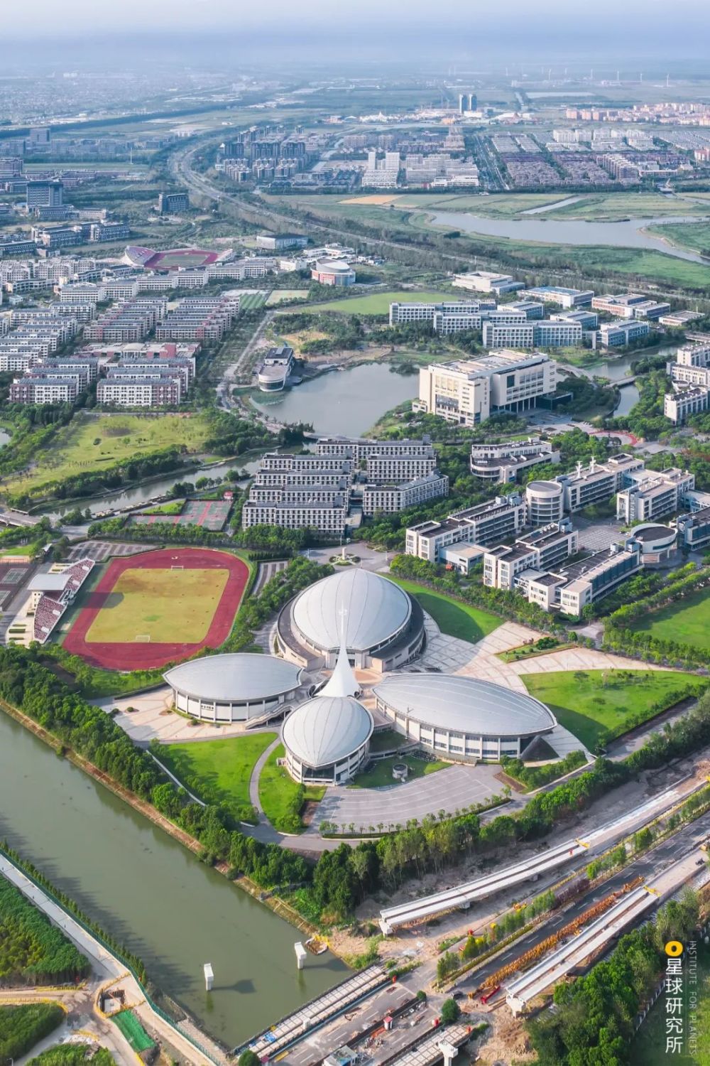 隨著上海海事大學,上海海洋大學等高校臨港校區的落成,大批量的學生也