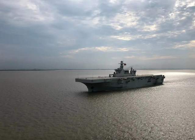 海军海南号攻击舰,拥有4万吨排水量,提供作战新思路_腾讯新闻