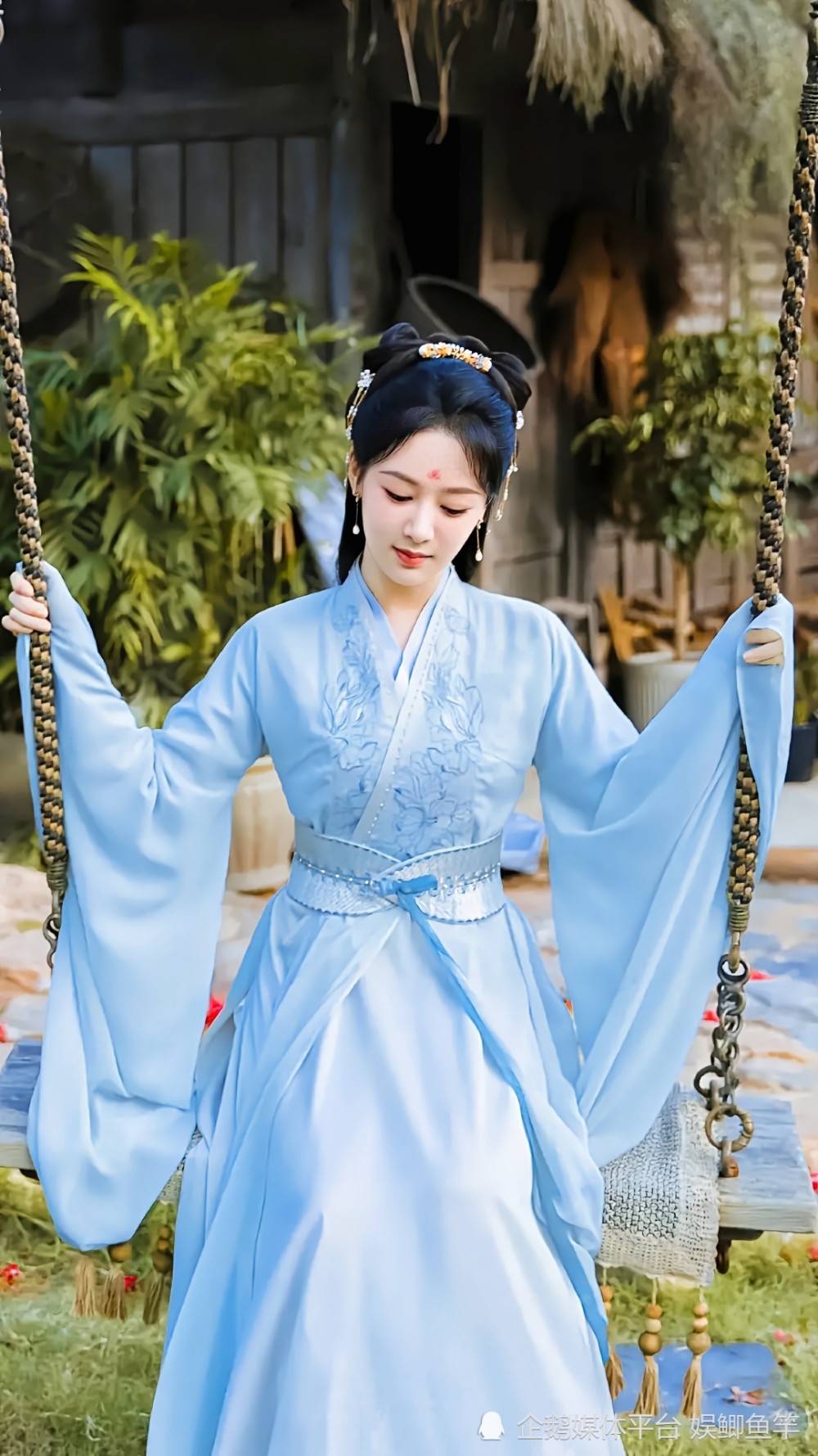 30岁杨紫《长相思》新造型,一身蓝衣美如画,宛如幽香薰衣草!-腾讯新闻