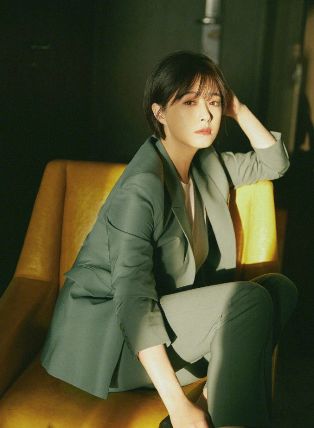 蒋欣终于穿对了,一身绿色西服套装干练利落,知性稳重