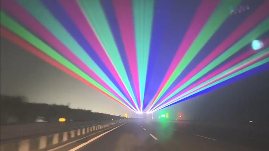 高速上的彩色激光束到底有啥用你知道吗反正不是用来蹦迪的