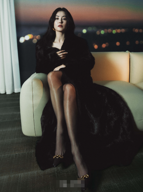 张柏芝穿深v秀火辣身材!纤细长腿配黑丝太吸睛,造型妩媚颜值高