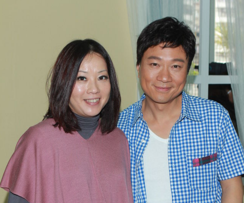 黎耀祥和老婆双十一秀恩爱,56岁老婆气色好,对镜头甜美比心_腾讯新闻