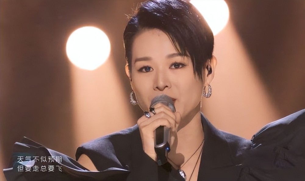 到《演员请就位》年度最佳演员,再到2021年央视春晚,胡杏儿在内地的