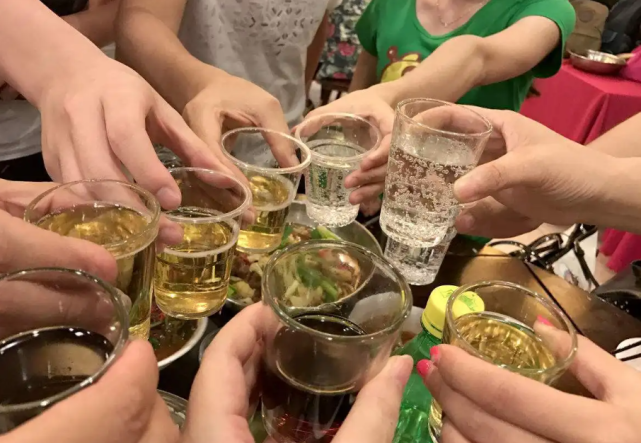 年底应酬多,酒局难以应付?教你3个小妙招,让你不再醉酒!