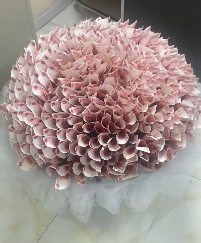 男子送老婆521朵"有钱花",价值5万2千1百元羡煞旁人_腾讯新闻