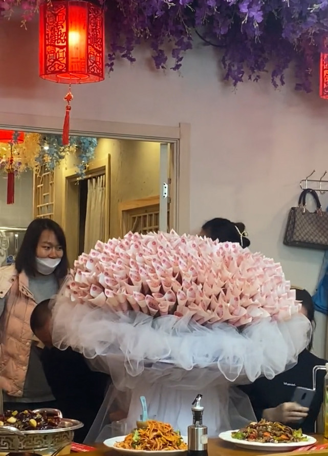 男子送老婆521朵"有钱花",价值5万2千1百元羡煞旁人