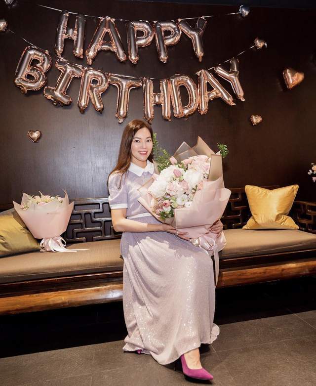 曾馨莹晒48岁庆生照,穿百元鞋显低调,与72岁郭台铭牵手大秀恩爱