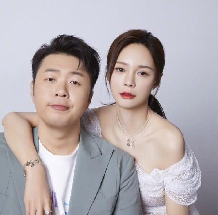 沈梦辰看老公话剧,小两口与龙丹妮合照,杜海涛双手比耶满脸幸福