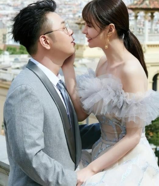 沈梦辰看老公话剧小两口与龙丹妮合照杜海涛双手比耶满脸幸福