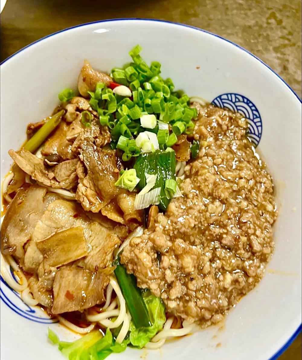 成都连续两年上榜50强面馆,23元的杂酱回锅肉面,油香四溢太过瘾_腾讯