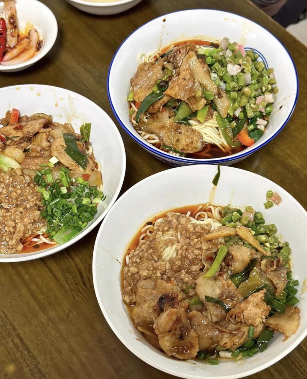 成都连续两年上榜50强面馆,23元的杂酱回锅肉面,油香四溢太过瘾_腾讯