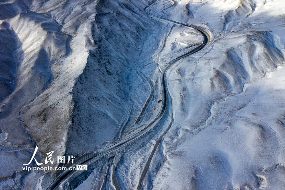 受冷空气影响,甘肃阿克塞哈萨克族自治县当金山降雪,降雪造成g215线