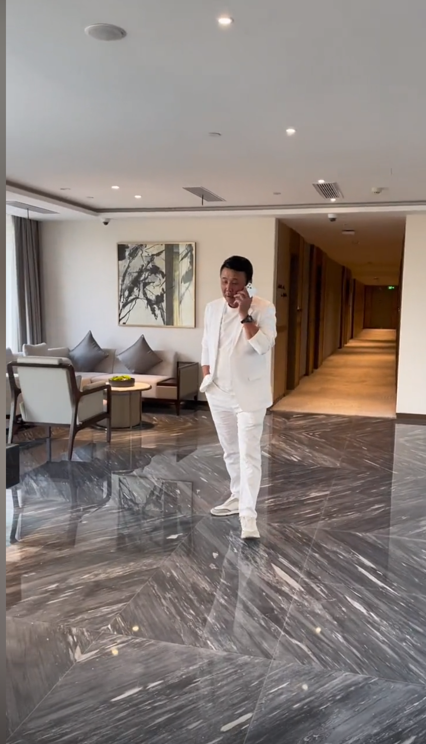 笑喷王楠巨富老公穿白西装黑白分明楠姐吐槽别的还行就是欠揍