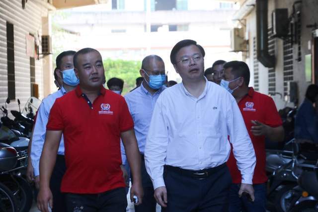 图:泉州市民政局党组书记,局长陈劲松(右)到协会调研福建省扶老救孤