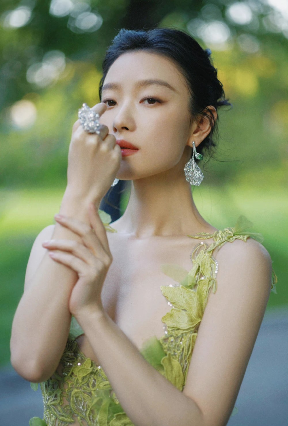 倪妮金鸡奖绿野仙踪造型曝光,花叶镂空设计灵动俏皮,又美又仙插图