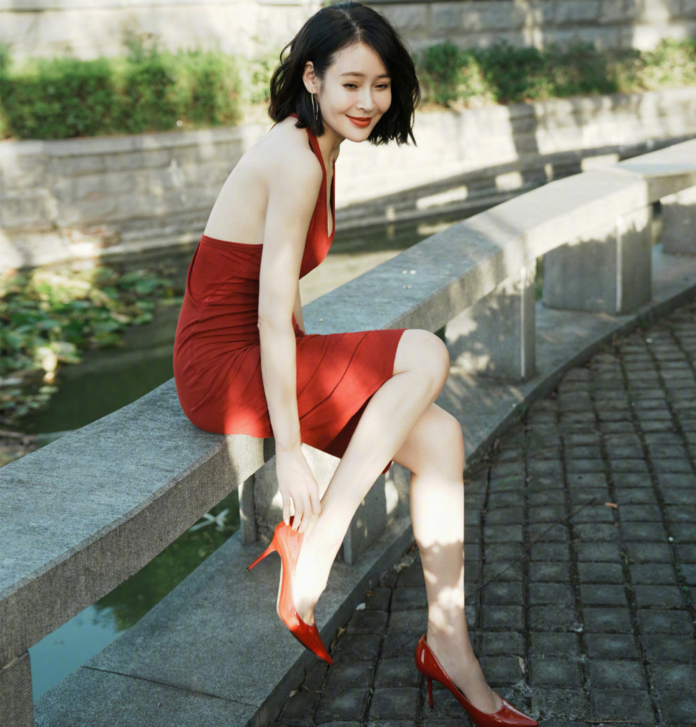 40岁于明加公园秀身材,穿红色短裙皮肤白到发光,手上戴30万金表_腾讯