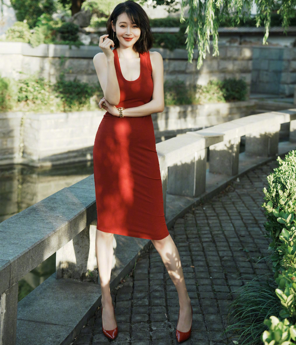 40岁于明加公园秀身材,穿红色短裙皮肤白到发光,手上戴30万金表-腾讯