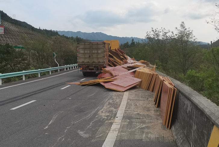 大货车匝道转弯不减速一车木板倾泻而下六省联合整治