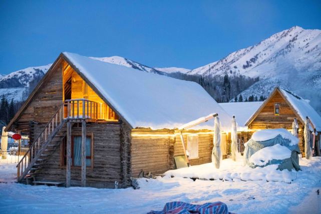 冬天的禾木河早已冻结成冰,闲暇时在禾木桥上走一走,看见那凝结成冰的