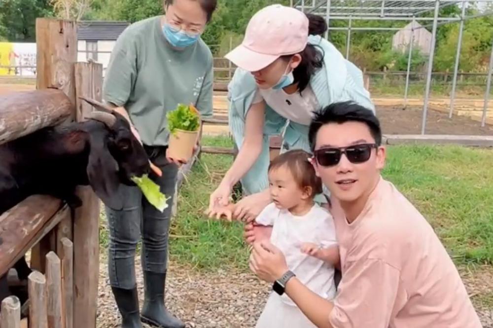 郑恺携妻女游农场,尽享亲子生活,女儿颜值像妈,性格随爸爸_腾讯新闻
