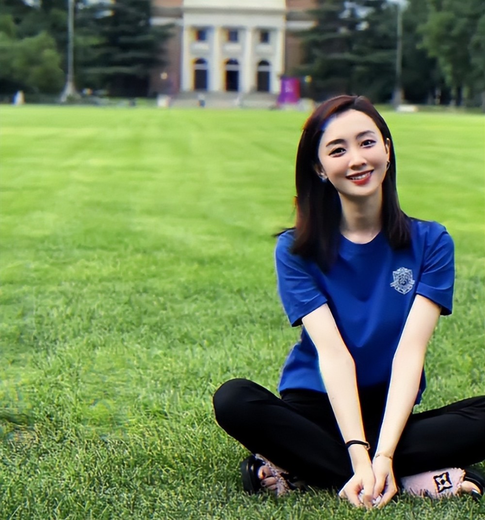 视频中的郭若天穿着自己班上定制的蓝色短袖搭配黑色