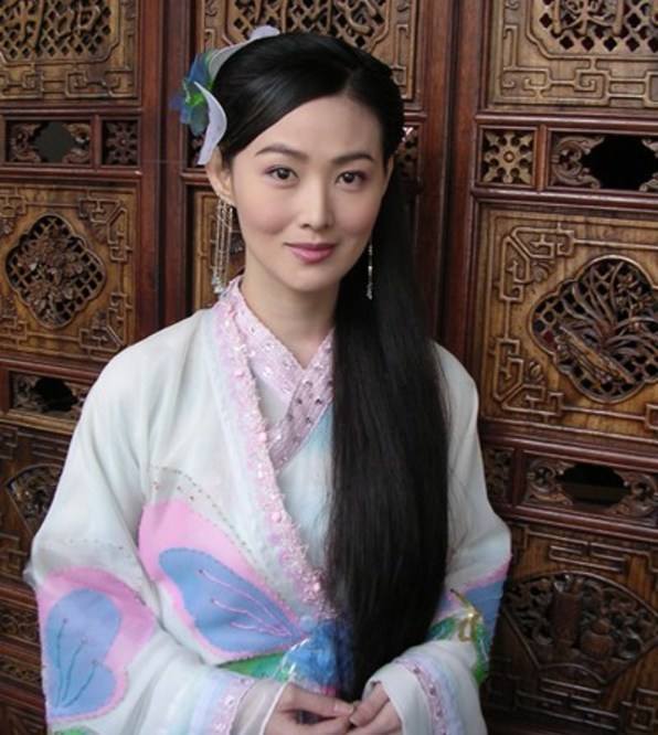 比如跟于荣光,李明启等合作的《蓝色妖姬》,她演一个身怀绝技的神秘