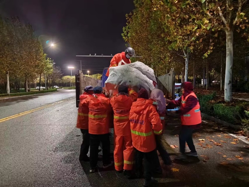 降温大风降雨导致落叶大增 寿光环卫集团昼夜清扫保洁净