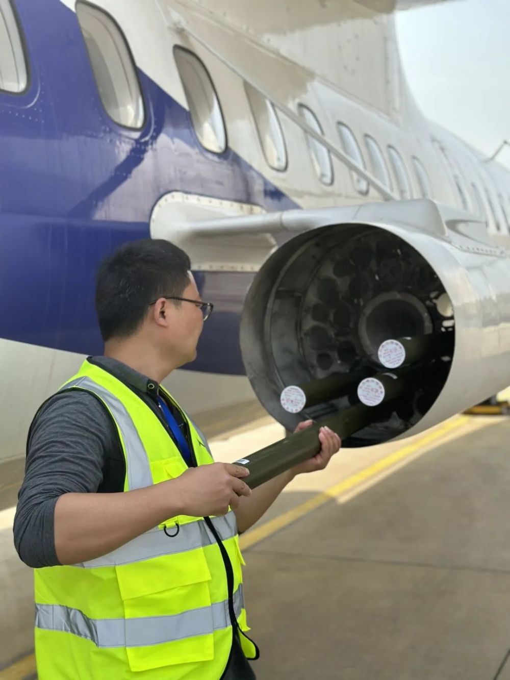 飛機從九華山機場出發記者高空見證耕雲播雨