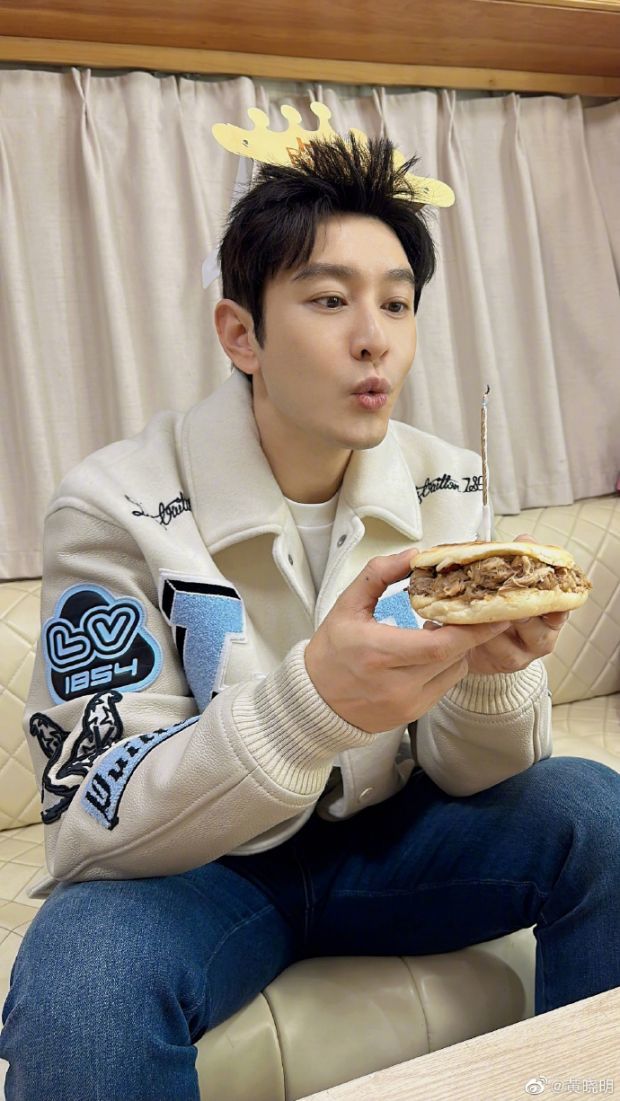 黄晓明庆生吃肉夹馍蛋糕儿子小海绵写生日寄语好有爱