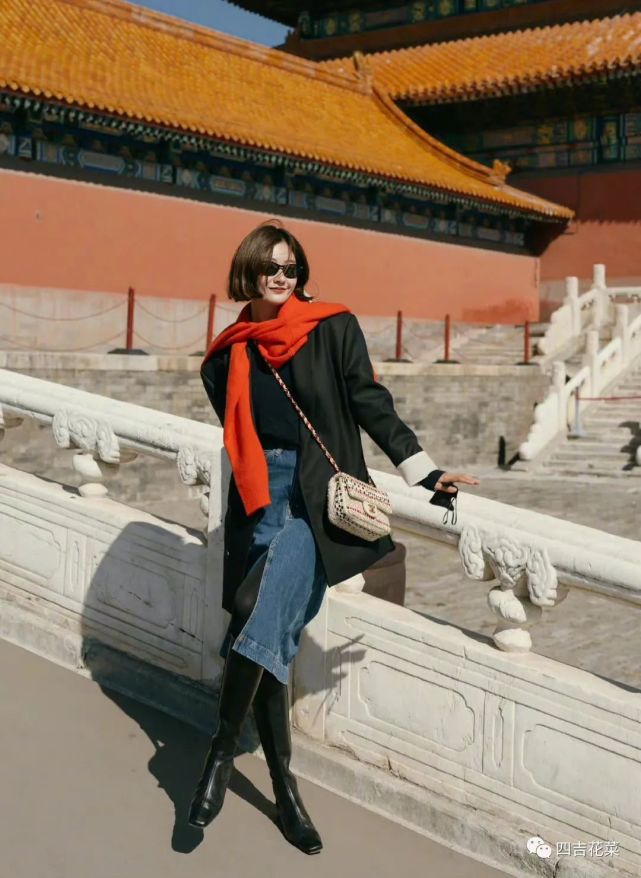 时尚博主savis穿搭look客厅系列,简约中透出一抹温暖的红