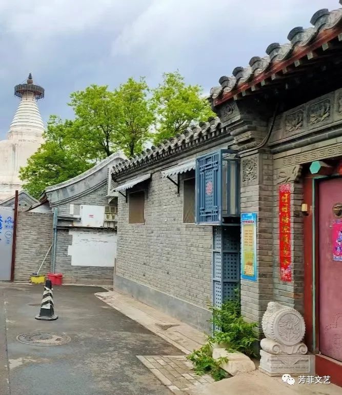 远的也只隔两站,像是个梦"辟才胡同"转三次搬家,都围绕着兰贵人出生地