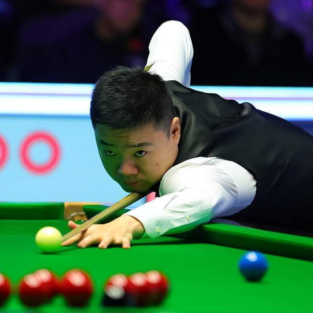 丁俊晖大逆转,再创里程碑,历史第7人,举拳庆祝