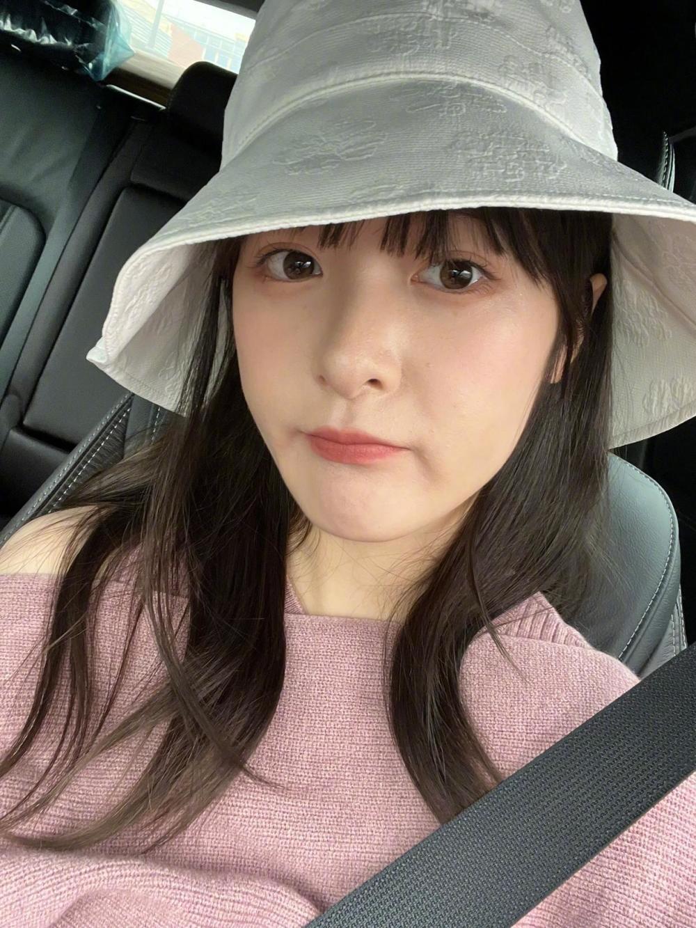 演员徐娇金鸡红毯上穿马面裙惊艳亮相一改往日少女形象