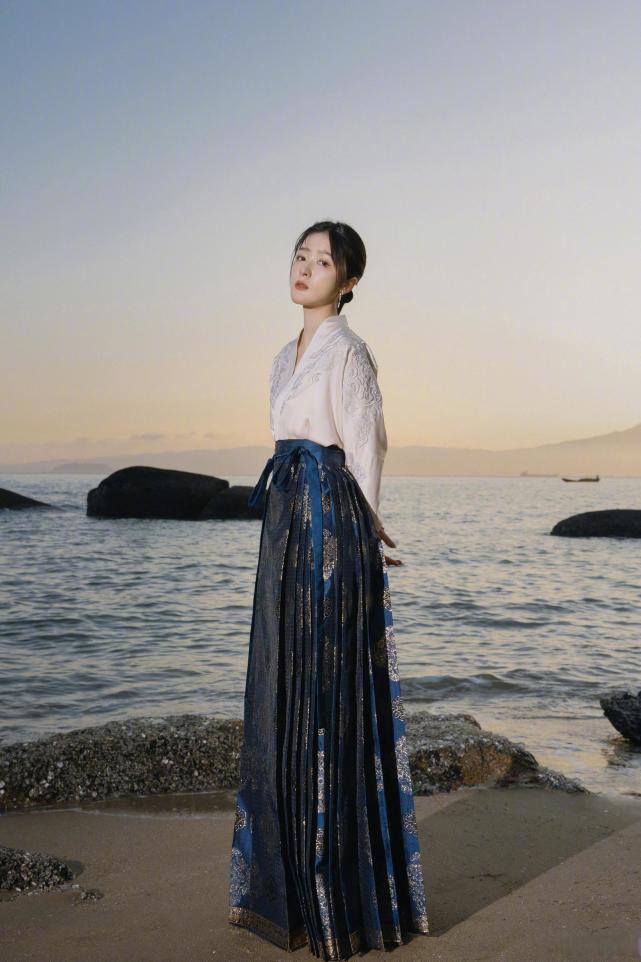 演员徐娇金鸡红毯上穿马面裙惊艳亮相,一改往日少女形象