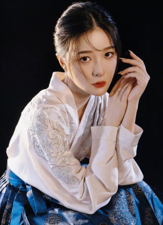 演员徐娇金鸡红毯上穿马面裙惊艳亮相,一改往日少女形象-腾讯新闻