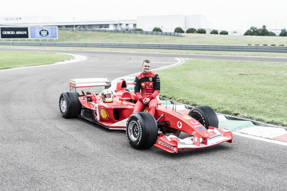 舒马赫第六个冠军座驾,法拉利f2003-ga拍出天价_腾讯新闻