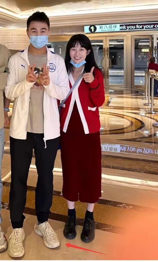 何猷君外出被偶遇,穿搭随意鞋子被指邋遢,与粉丝合照暴露身高