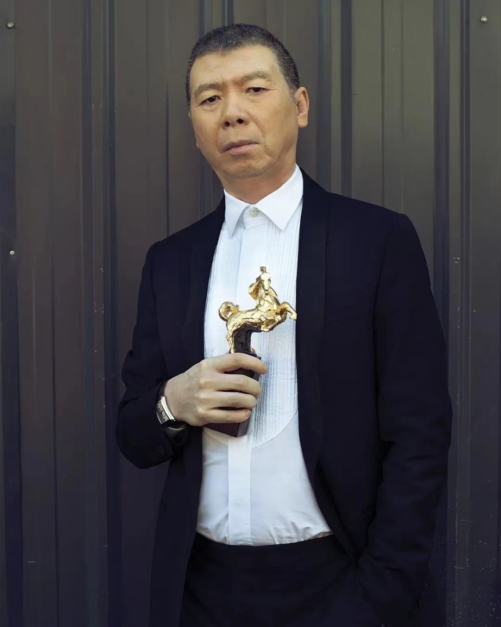 冯小刚否认移民后回国,返回湖南参加饭局,携徐帆敬酒态度谦卑插图7