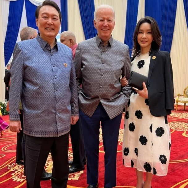 东盟峰会晚宴上,韩国第一夫人主动手挽拜登,尹锡悦在旁笑不停